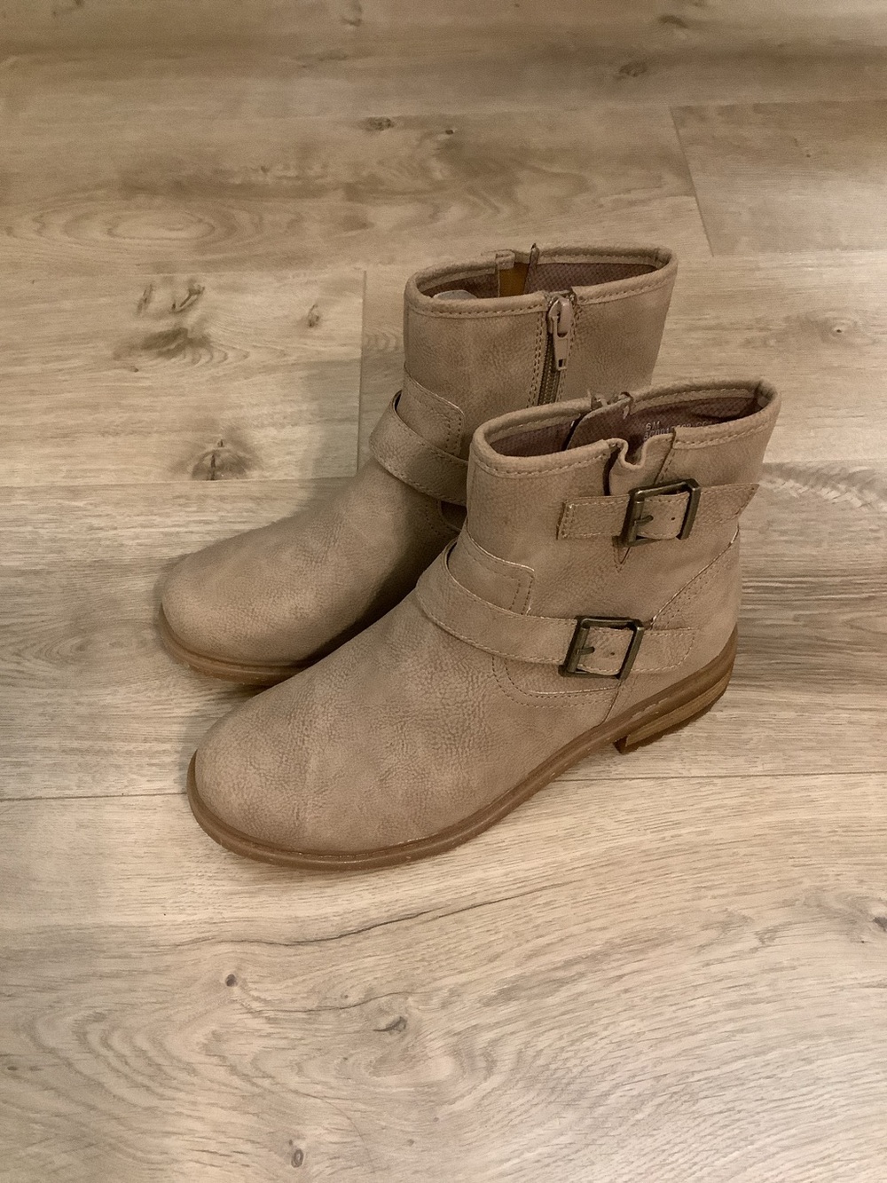 b.o.c. Size 6 Carson Natural Double Buckle Low Boot. New No Box